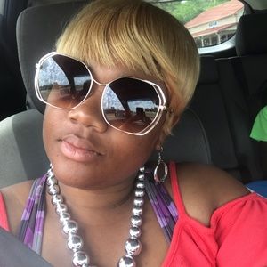 Meet your Posher, Latria